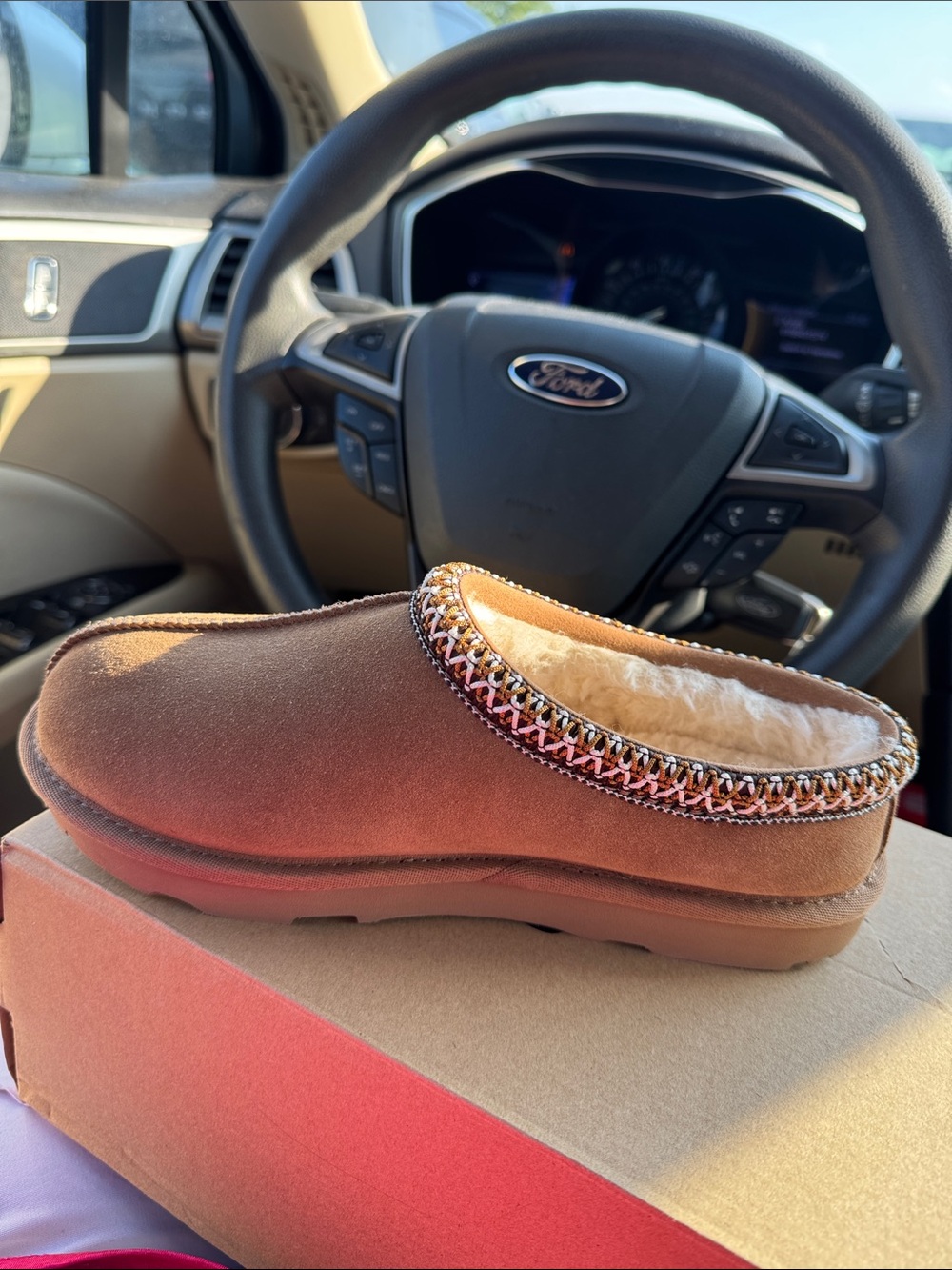 Womenโs Tasman 2 Ugg slippers Size 4 Big Kids (Menโs) or a Womenโs 5.5